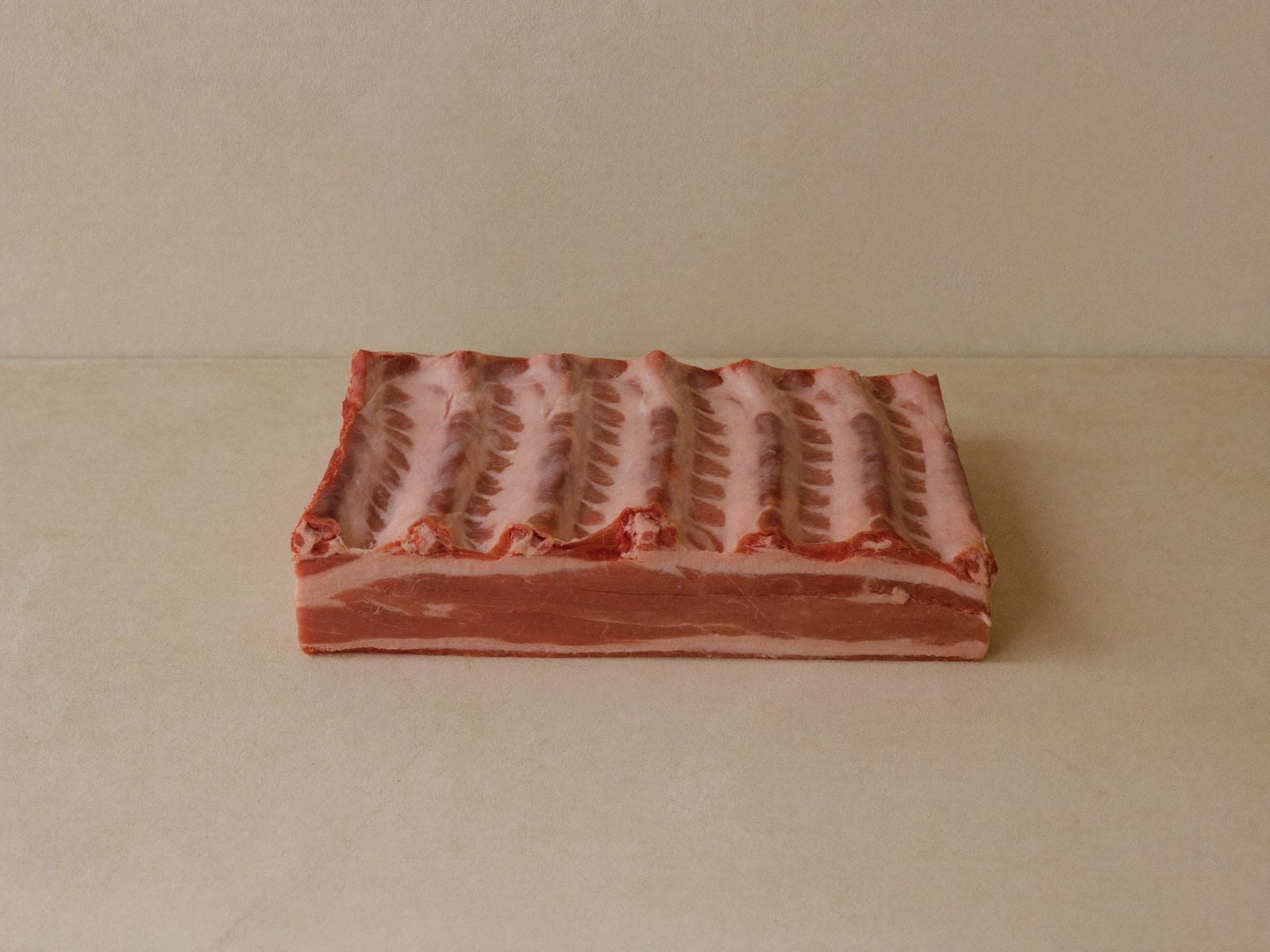 Costilla San Luis fresca sobre superficie de piedra clara